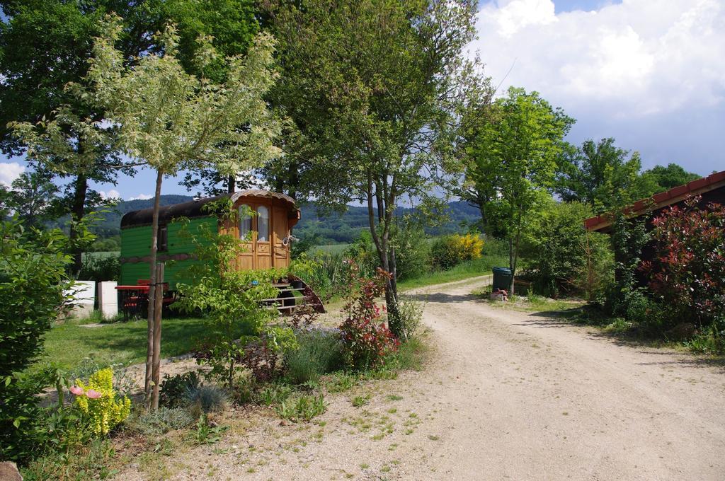 Les Roulottes Et Cabanes Du Livradois Guest House Cunlhat Екстериор снимка