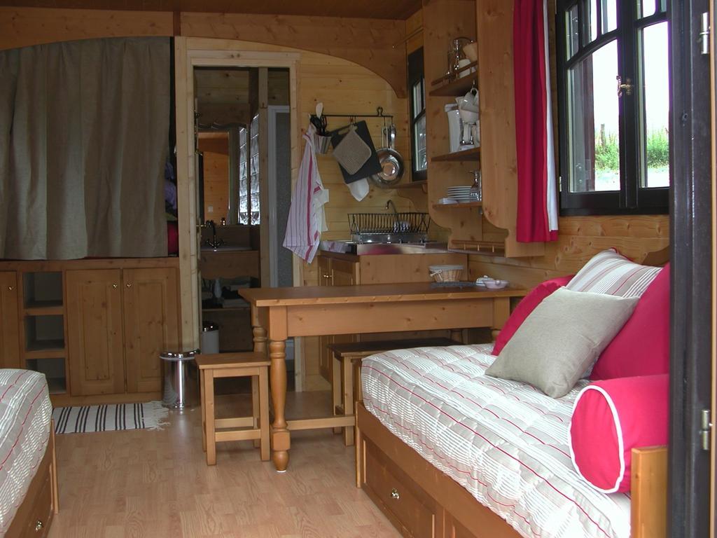 Les Roulottes Et Cabanes Du Livradois Guest House Cunlhat Екстериор снимка