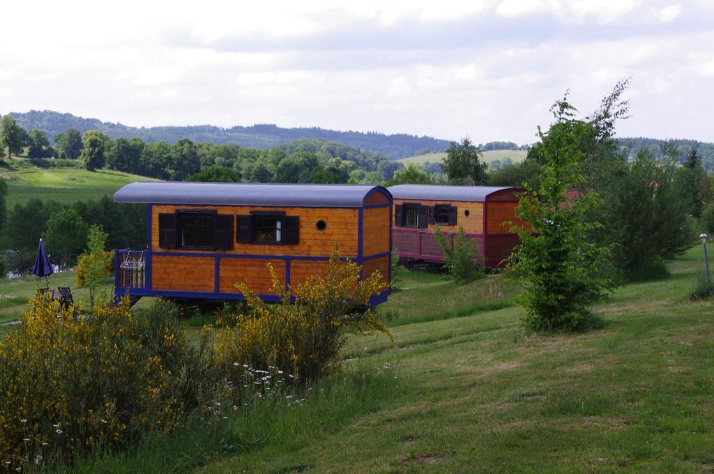 Les Roulottes Et Cabanes Du Livradois Guest House Cunlhat Екстериор снимка