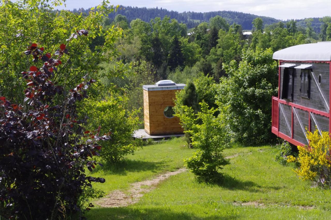 Les Roulottes Et Cabanes Du Livradois Guest House Cunlhat Екстериор снимка